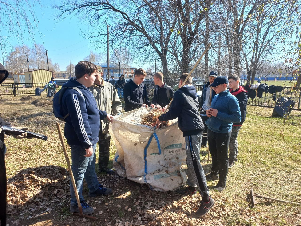Молодежь за чистоту своего поселка — «Авангард», новости Духовницкого ...