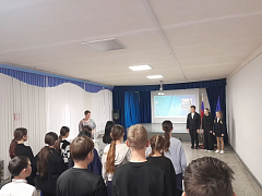 Сегодня в Духовницкой школе состоялась традиционная церемония, посвященная выносу флага РФ и исполнению гимна РФ с обучающимися.