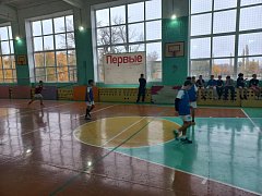 На поле кипели страсти!
