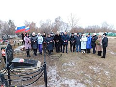 Прошла церемония возложения цветов к могиле неизвестного солдата 