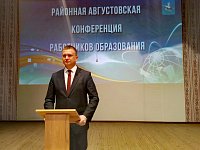 В Районном доме культуры 28 августа состоялась ежегодная августовская конференция работников образования Духовницкого района .