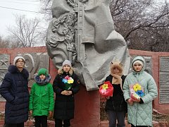 Возложили цветы к памятнику воинам – землякам, отдавшим свои жизни за независимость нашей Родины в годы Великой Отечественной войны