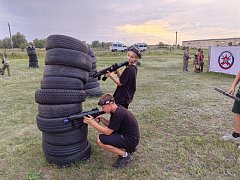 01.08.2025 г. в с. Новозахаркино прошла товарищеская встреча школьных команд по лазертагу