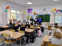 Юные инспекторы из 6 «А» поговорили с первоклассниками о правилах безопасности.