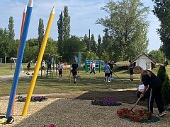 Забота о чистоте школьной территории.