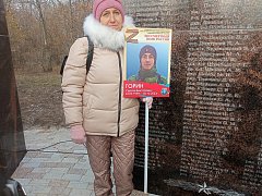 В парке Победы на Соколовой горе прошла церемония занесения имен участников специальной военной операции на мемориал «Землякам, погибшим в локальных войнах»