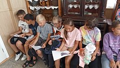 Ребята из детского лагеря "Улыбка" продолжают свои увлекательные экскурсии в краеведческом музее