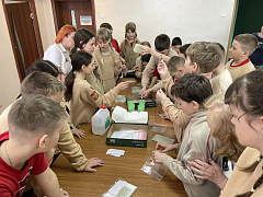 Юнармейцы 5 "Б" класса и "Серебряные" волонтеры: Вместе ради добрых дел!