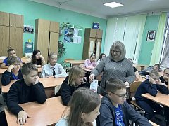 В рамках цикла внеурочных занятий «Разговоры о важном», библиотекарь Духовницкой Детской библиотеки Манухина Ольга Владимировна посетила МОУ «СОШ им. Г. И. Марчука р. п. Духовницкое».