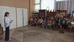 Ребята из детского лагеря "Улыбка" продолжают свои увлекательные экскурсии в краеведческом музее