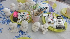 Мастер-класс по раскрашиванию гипсовых фигурок прошёл вчера в Духовницком краеведческом музее 