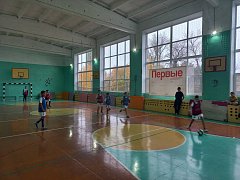 На поле кипели страсти!