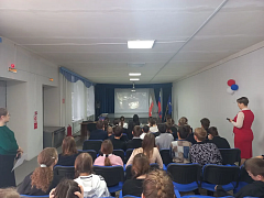 Сегодня в Духовницкой школе состоялась традиционная церемония, посвященная выносу флага РФ и исполнению гимна РФ с обучающимися.