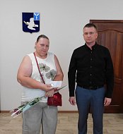 В преддверии Дня ветеранов боевых действий в администрации Духовницкого района состоялась церемония вручения памятных знаков "Семье погибшего Защитника Отечества" 