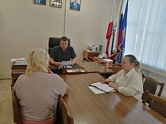 Сегодня, 23 мая 2026 года, глава Духовницкого района Иван Лялин провел личный приём жителей по широкому кругу вопросов