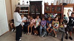 Ребята из детского лагеря "Улыбка" продолжают свои увлекательные экскурсии в краеведческом музее