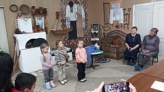 В преддверии Дня матери в краеведческом музее прошла замечательная игровая викторина для  воспитанников детского сада "Колокольчик" и их мам! 