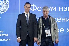 Министр вручил механизатору Почетную грамоту