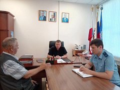 Сегодня глава района Иван Лялин совместно с прокурором района Егором Масловым провёл личный приём родных и близких военнослужащих-участников специальной военной операции.