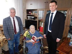 На территории Духовницкого района продолжается вручение юбилейных медалей «80 лет Победы в Великой Отечественной войне 1941-1945 годов». 