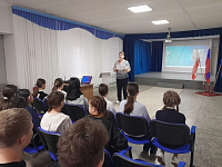 Сегодня в Духовницкой школе состоялась традиционная церемония, посвященная выносу флага РФ и исполнению гимна РФ с обучающимися.