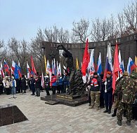 В парке Победы на Соколовой горе прошла церемония занесения имен участников специальной военной операции на мемориал «Землякам, погибшим в локальных войнах»