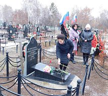 Прошла церемония возложения цветов к могиле неизвестного солдата 