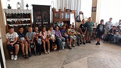 Ребята из детского лагеря "Улыбка" продолжают свои увлекательные экскурсии в краеведческом музее