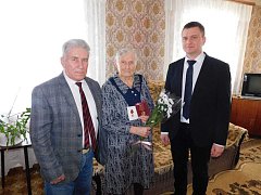 На территории Духовницкого района продолжается вручение юбилейных медалей «80 лет Победы в Великой Отечественной войне 1941-1945 годов». 