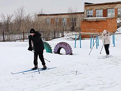 В МОУ «СОШ им. М.В. Скворцова с. Березовая Лука» филиал с. Теликовка под руководством учителя физической культуры Булыкина Андрея Александровича ребята осваивают азы техники лыжных ходов