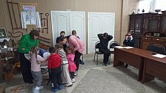 В преддверии Дня матери в краеведческом музее прошла замечательная игровая викторина для  воспитанников детского сада "Колокольчик" и их мам! 