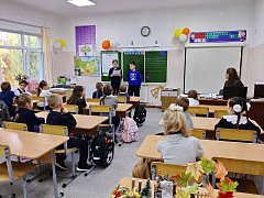 Юные инспекторы из 6 «А» поговорили с первоклассниками о правилах безопасности.