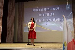 В Районном доме культуры 28 августа состоялась ежегодная августовская конференция работников образования Духовницкого района .