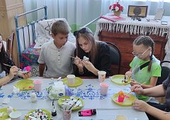 Мастер-класс по раскрашиванию гипсовых фигурок прошёл вчера в Духовницком краеведческом музее 
