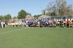 8 мая в р.п. Духовницкое на физкультурно-оздоровительном комплексе открытого типа прошла товарищеская встреча по мини-футболу,