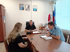 Сегодня глава района Иван Лялин совместно с прокурором района Егором Масловым провёл личный приём родных и близких военнослужащих-участников специальной военной операции.