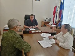 Сегодня, 23 мая 2026 года, глава Духовницкого района Иван Лялин провел личный приём жителей по широкому кругу вопросов