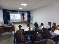 Сегодня в Духовницкой школе состоялась традиционная церемония, посвященная выносу флага РФ и исполнению гимна РФ с обучающимися.